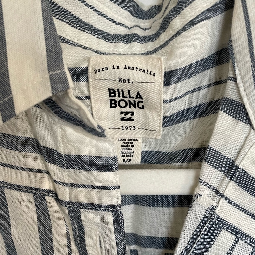 Billabong button up women’s shirt. New with tags. Size small. - Picture 3 of 6